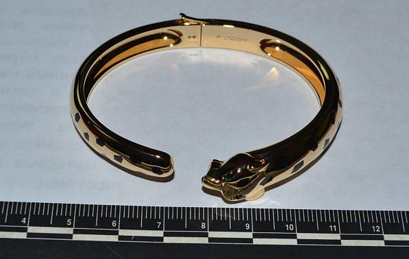 Пассажира, который «неправильно» сел с дорогим браслетом в самолет, теперь могут и посадить