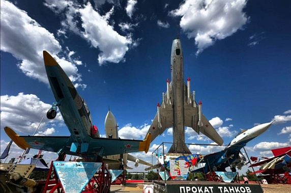   В каменском «Патриоте» можно ознакомиться  с полномасштабной экспозицией образцов вооружения и техники