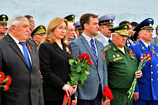 08 05 2025 Сотни ростовчан возложили цветы к Вечному огню на Театральной площади 