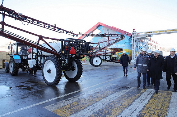 В. Голубев во время посещения морозовской производственной площадки АО 