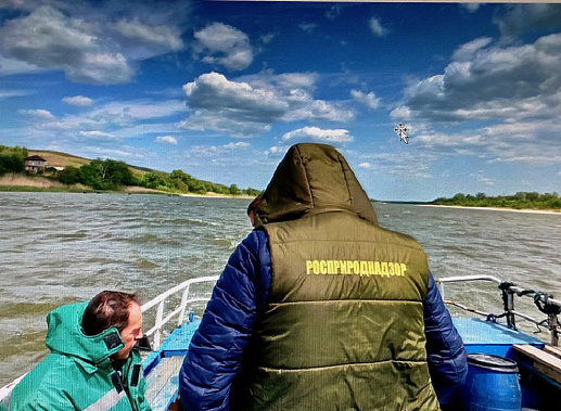 Идет отбор проб донской воды. Источник фото: Региональное управление Росприроднадзора по Ростовской области и Калмыкии.