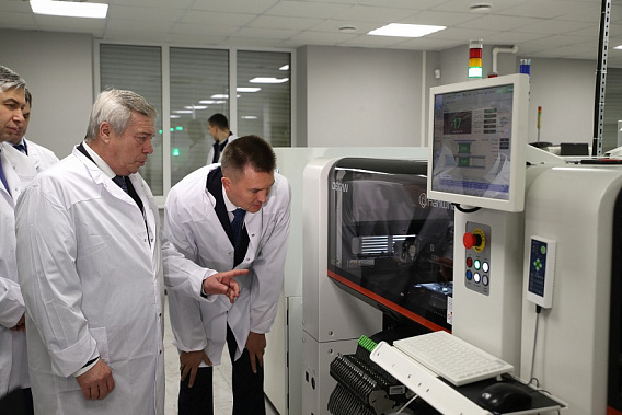 Донской губернатор В. Голубев во время посещения ростовского предприятия ГК 