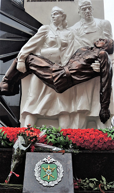  Посвящение военным медикам...