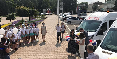 Спортивные школы Новочеркасска получили новые автобусы