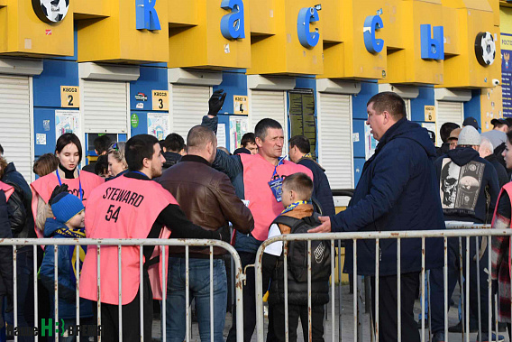 На стадионе «Олимп–2» уже работали стюарды.