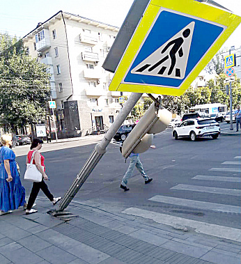 В центре Ростова свалился столб со светофором и дорожными знаками