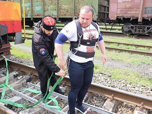 В Шахтах казак отбуксировал тепловоз