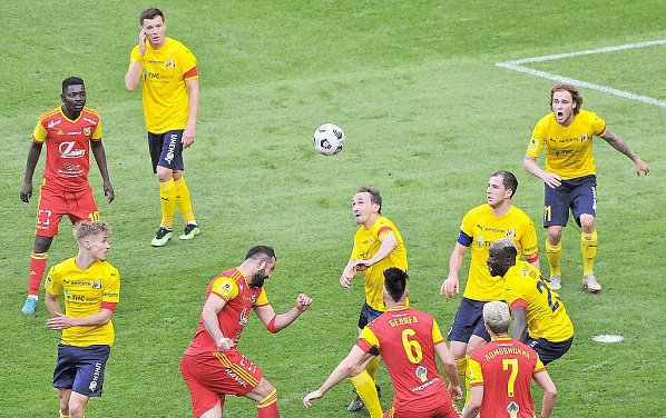 За мяч борется Алексей КОЗЛОВ.