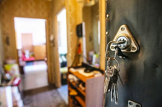 В Ростове коммунальщик и коллектор лишили квартиры сироту
