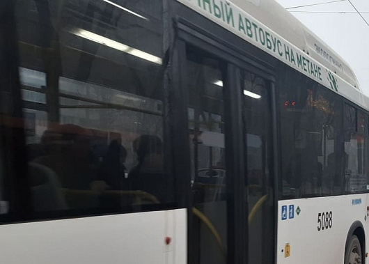 В Ростове из-за резкого торможения автобуса №77 пострадала женщина