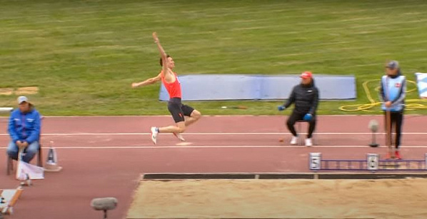 Прыжок чемпиона Спартакиады – шахтинца Артема Борисова.