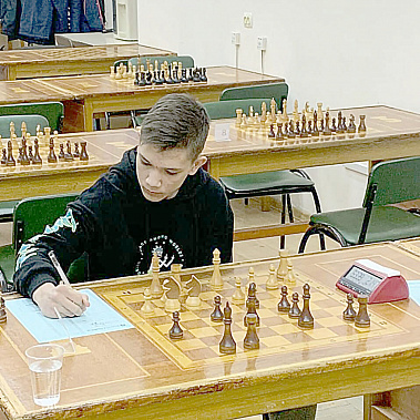 Игрок команды «Наше время – 100» Александр ИВЧЕНКО успешно выступает на турнире по шахматной классике в ДК «Ростсельмаш».