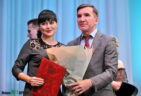 Игорь Александрович вручает Благодарственное письмо губернатора Оксане Хорунженко (Пролетарский район).