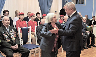 В городах и районах Дона вручают награды Победы