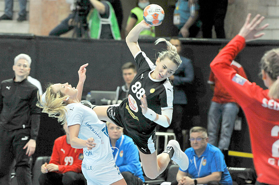 Сквозь защитные ряды к воротам ЦСКА рвется Полина КУЗНЕЦОВА.