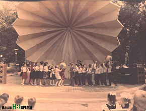 …А в парке старом гуляют пары