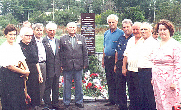 Открытие памятника 22 июня 1997 года. Ветераны войны и тыла на месте расстрела 113 наших военнопленных. (Фото взято из Песчанокопского районного историко-краеведческого музея).