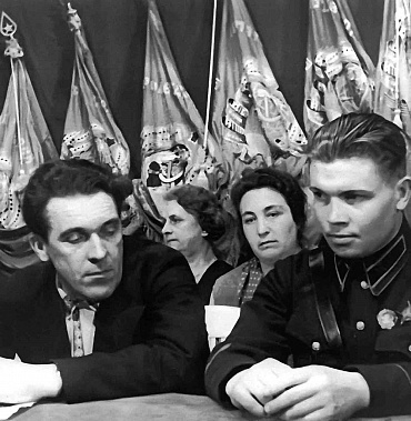 Депутат Михаил Юдин (справа).