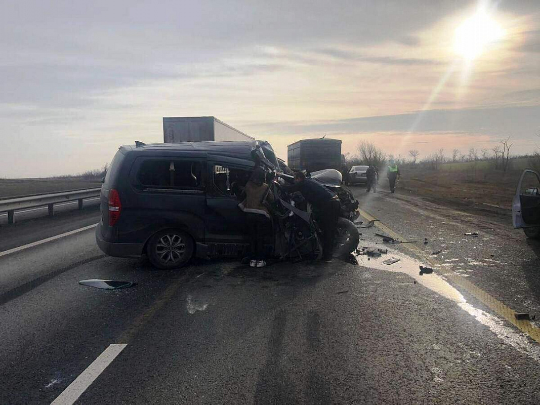 Фото с места аварии предоставлено отделом пропаганды УГИБДД по РО.