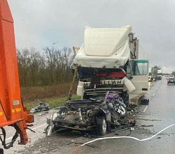 В Мартыновском районе между двумя грузовиками раздавило легковой автомобиль