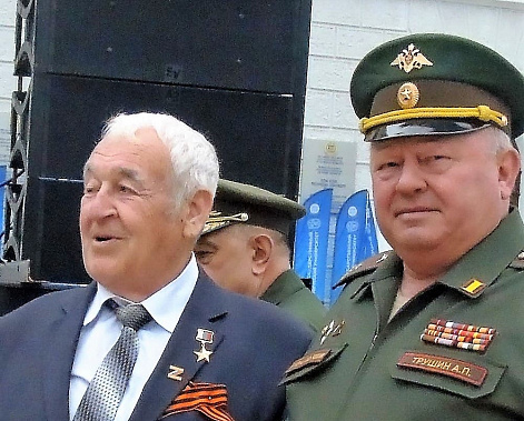 Герой России, генерал-полковник Владимир Булгаков и председатель облсовета ДОСААФ Анатолий Трушин.