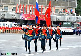 День Победы на Дону начался с военных парадов
