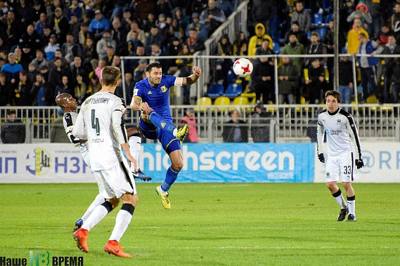 Александр Гацкан (синяя форма) был лучшим в составе ростовчан...