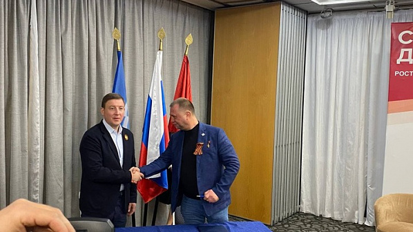 На снимке: А. Турчак (слева) и А. Бородай после подписания соглашения о сотрудничестве. Источник фото: портал 