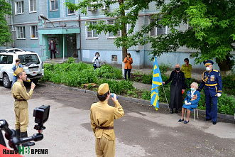 В Ростове военные летчики поздравили ветерана