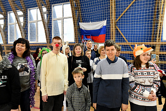 Дети и их родители водили хоровод