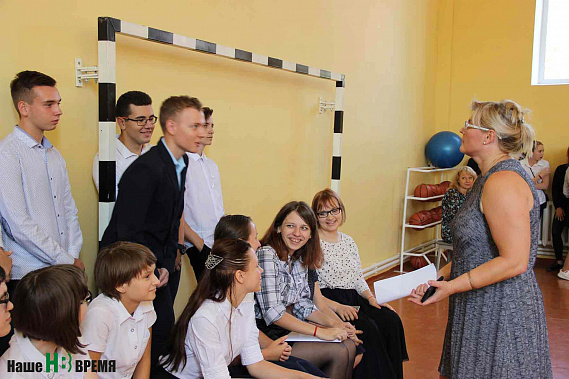 – Огромное спасибо педагогам и лидерам спортивного сообщества Новочеркасска. Опыт такого честного общения мы будем тиражировать, – сказала организатор встречи заместитель председателя Общественной палаты РО Елена ЗЛЕНКО (на фото – справа). – Огромное спасибо педагогам и лидерам спортивного сообщества Новочеркасска. Опыт такого честного общения мы будем тиражировать, – сказала организатор встречи заместитель председателя Общественной палаты РО Елена ЗЛЕНКО (на фото – справа).