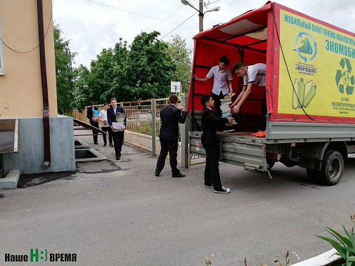 В погрузке собранной макулатуры участвует мужская половина экодружины.