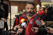 Болельщики встретили хоккеистов фейерверком, и наградили именными медалями