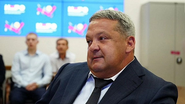 Претендент на пост донского губернатора от ЛДПР Д. Фраш представил в облизбирком пакет необходимых для регистрации документов.. Источник фото: избирательная комиссия Ростовской области.