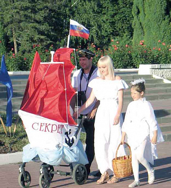 Самые юные устьдончане вместе с папами и мамами участвовали в традиционном параде колясок, которые на время превратились в чудо-экипажи.