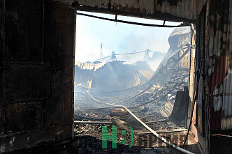 В Аксайском районе сгорели склады рядом с рынком «Классик». 