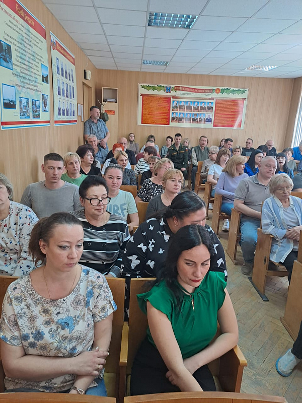 На фото: собрание в военкомате Октябрьского и Ворошиловского районов по случаю профессионального праздника