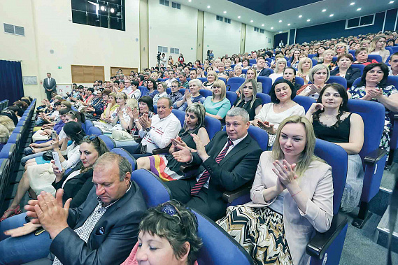 В этом зале накануне Дня соцработника собрались представители всей системы социальной помощи. Там работают более 24 тысяч человек. Фото с сайта www.donland.ru В этом зале накануне Дня соцработника собрались представители всей системы социальной помощи. Там работают более 24 тысяч человек. Фото с сайта www.donland.ru