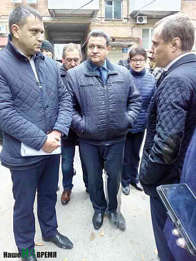 Руководитель ООО «ЮжРегионСтрой» Павел Мирошниченко, замдиректора Фонда капитального ремонта Василий Прудников и министр ЖКХ Ростовской области Андрей Майер обсуждают ситуацию в доме на пр. Буденновском, 102.