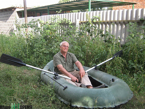 Алексей Павлов на этой лодке совершил в одиночку путешествие по Дону. Он и сегодня готов спустить ее на воду.