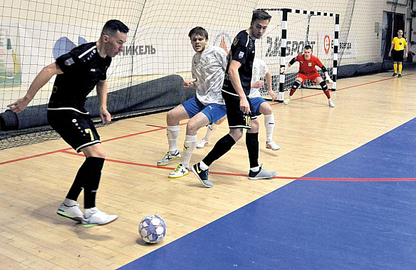 С фланга атакует игрок «Ростова» Данил САЛЬНИКОВ (№ 7).