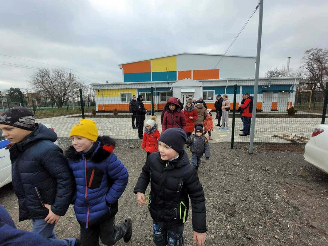 Разместили беженцев из ЛНР и ДНР с новом спортивном комплексе хутора Ленина.