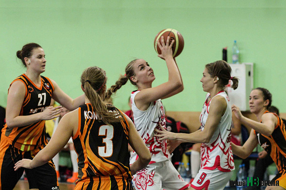 Ростовчанки (красно-белые), приложив усилия, выиграли второй матч...