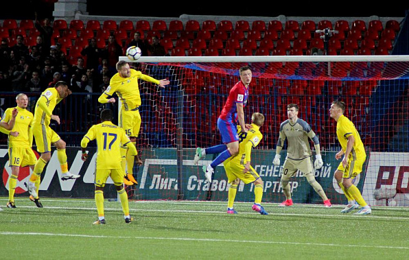 Мяч отбивает исландский легионер «Ростова» Ингасон.