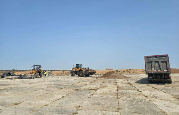 Последняя машина с загрязненным песком покидает семикаракорский полигон. Источник фото: телеграм-канал Ю. Слюсаря.