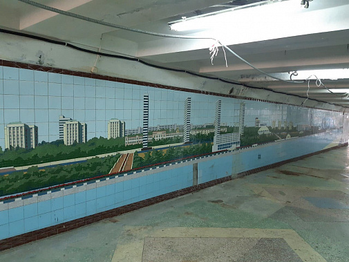 В Ростове в подземном переходе рядом с Центральным рынком убрали ларьки, закрывавшие мозаики