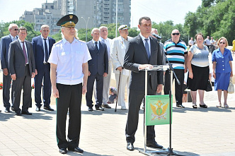 Знамя – в руки приставов