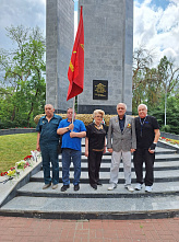 На улице Сержантова, у барельефа Сержантова…