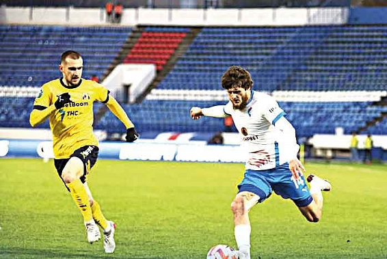 За мяч спорят Даниил УТКИН и нападающий «Факела» Хызар АППАЕВ. Фото с сайта ФК «Факел»