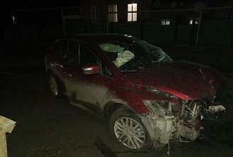 В Багаевской пьяная женщина на кроссовере врезалась в столб